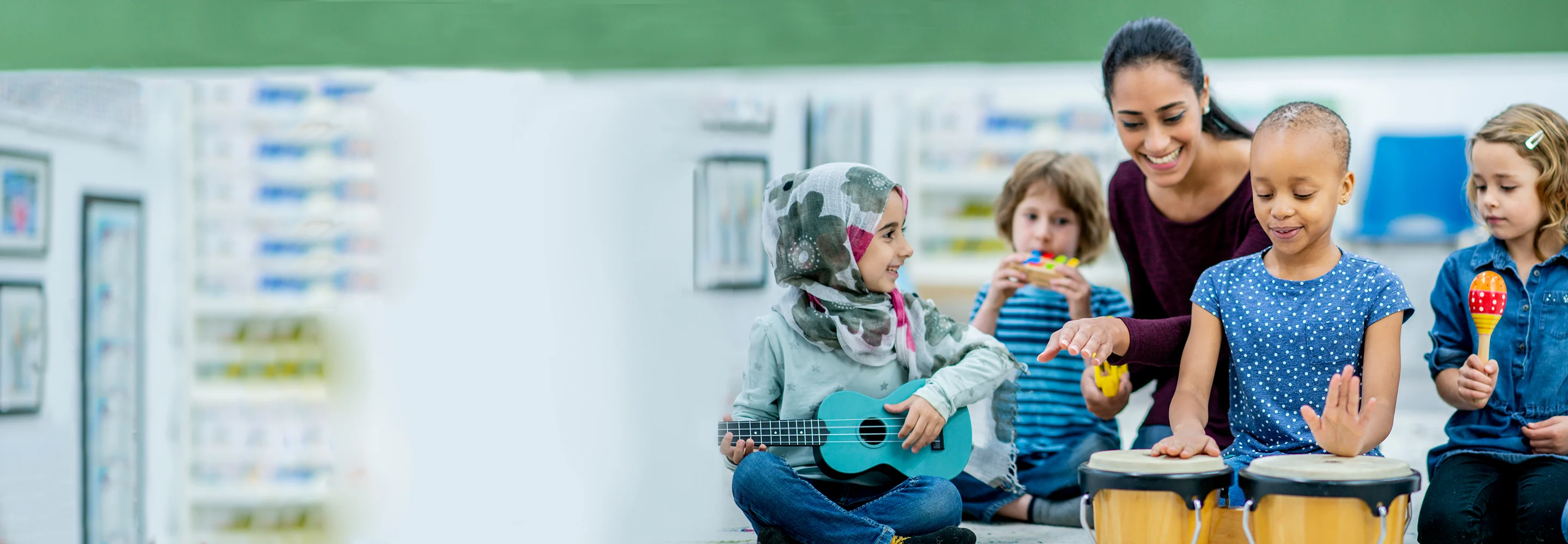 Ein lächelnder Händler bedient eine Kundin