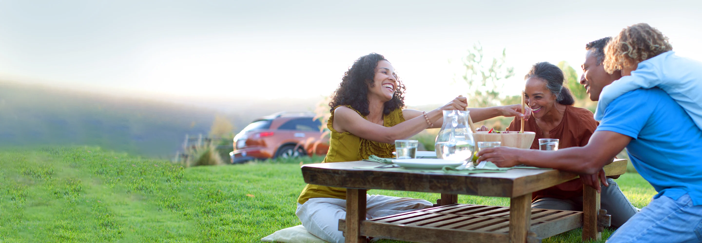 Glückliches Paar verwirklicht ein Projekt dank eines Kredits